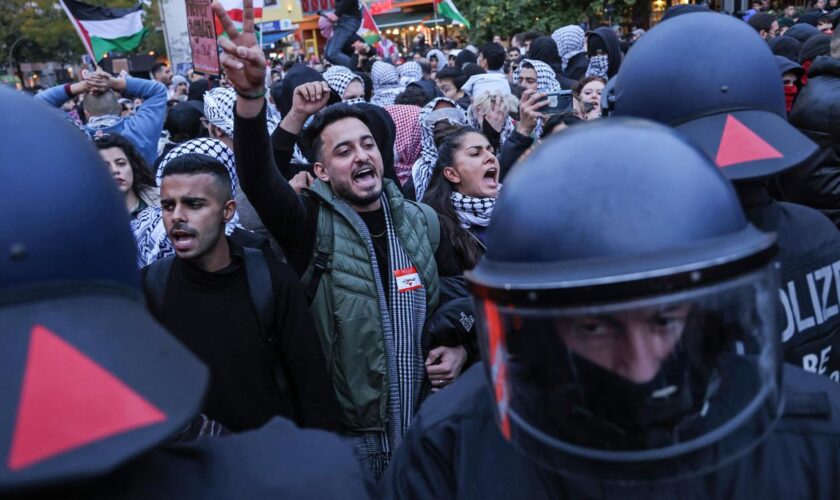 7. Oktober: Israelfeindliche Parolen auf propalästinensischer Demo in Berlin