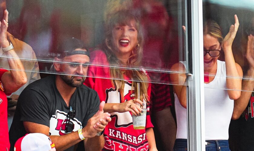 Taylor Swift returns to watch Chiefs take on Saints after missing last 2 games