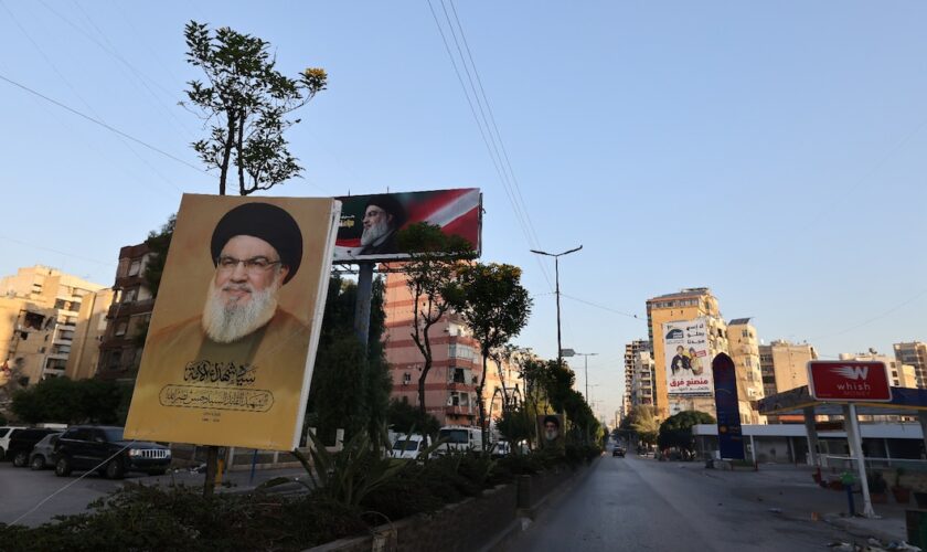 Des portraits d'Hassan Nasrallah, le chef du Hezbollah tué fin septembre dans un raid israélien dans la banlieue sud de Beyrouth, dans ce quartier déserté, le 5 octobre 2024