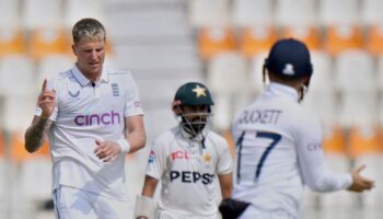 Brydon Carse claims first Test wicket as England fight to slow Pakistan charge