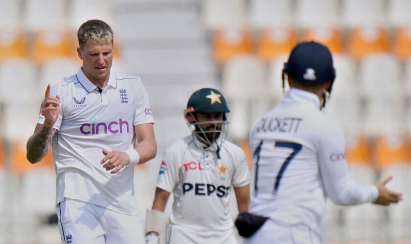 Brydon Carse claims first Test wicket as England fight to slow Pakistan charge