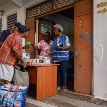 Vie chère en Martinique : des policiers blessés lors d’affrontements avec des manifestants