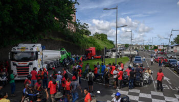 Manifestations contre la vie chère en Martinique : onze policiers blessés lors d’affrontements après des actions de blocage