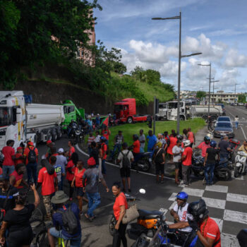 Manifestations contre la vie chère en Martinique : onze policiers blessés lors d’affrontements après des actions de blocage