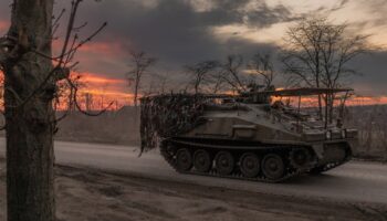 Un blindé britannique FV103 Spartan conduit par un soldat ukrainien sur la route de Tchassiv Iar, dans la région de Donetsk, en Ukraine, le 30 mars 2024