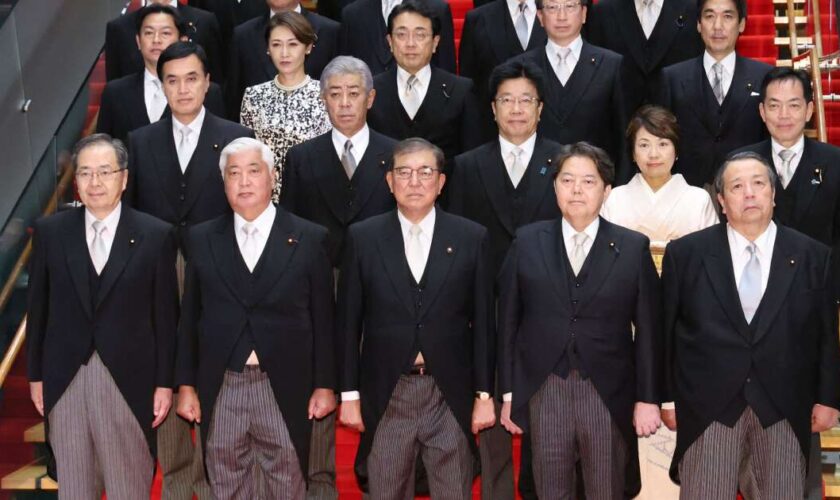 Le nouveau Premier ministre japonais tente d’évincer les proches de Shinzo Abe