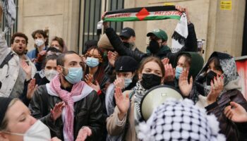 Des manifestants pro-palestiniens à Sciences Po Paris, le 26 avril 2024