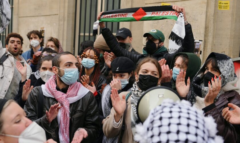 Des manifestants pro-palestiniens à Sciences Po Paris, le 26 avril 2024