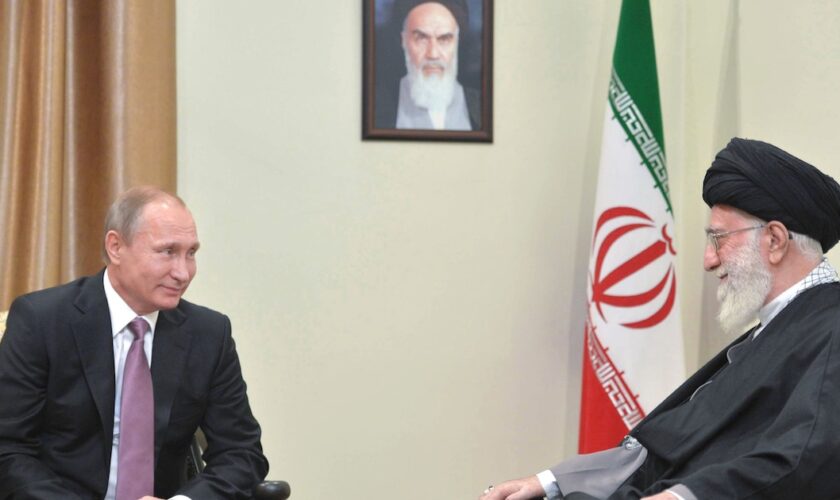 Le président russe Vladimir Poutine et le guide suprême d'Iran, l'ayatollah Khamenei à Téhéran, le 23 novembre 2015