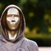 Une statue de Satoshi Nakamoto, à Budapest, en Hongrie. Derrière ce pseudo se cache la personne à l'origine de la création du bitcoin.