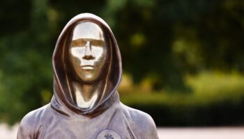 Une statue de Satoshi Nakamoto, à Budapest, en Hongrie. Derrière ce pseudo se cache la personne à l'origine de la création du bitcoin.