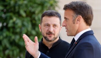 Le président français Emmanuel Macron salue le président ukrainien Volodymyr Zelensky avant leur rencontre bilatérale au palais de l'Élysée à Paris, le 7 juin 2024.