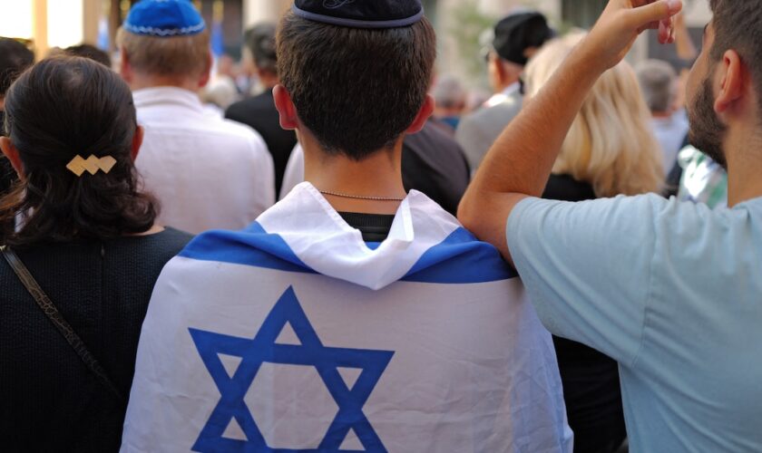 A Nice, un drapeau israélien lors d'un rassemblement, deux jours après l'attaque du Hamas.