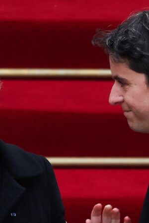 Le nouveau Premier ministre Gabriel Attal et la Première ministre sortante Elisabeth Borne lors de la passation de pouvoir à l'hôtel Matignon à Paris, le 9 janvier 2024