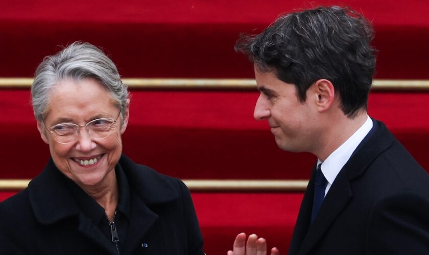 Le nouveau Premier ministre Gabriel Attal et la Première ministre sortante Elisabeth Borne lors de la passation de pouvoir à l'hôtel Matignon à Paris, le 9 janvier 2024