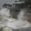 Des vagues s'écrasent sur le bord de mer de Saint Petersburg avant l'arrivée de l'ouragan Milton en Floride, le 9 octobre 2024