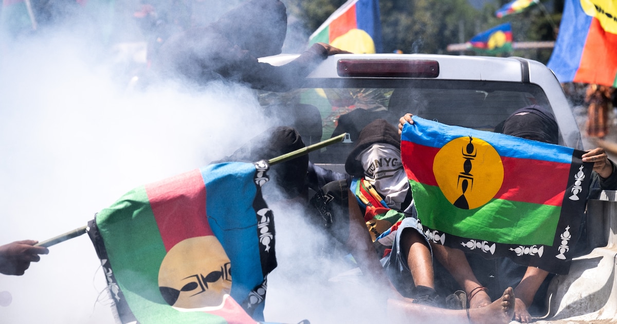 Des proches au passage du cortège funèbre de Samuel Moekia et Johan Kaidine à Saint-Louis, au nord de Nouméa, en Nouvelle-Calédonie, le 28 septembre 2024