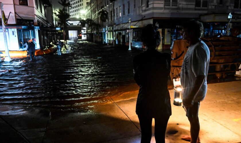 L’ouragan Milton a touché terre en Floride, 1,6 million de foyers privés d’électricité et déjà des inondations