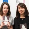 L'auteure sud-coréenne Han Kang (d) et la traductrice Deborah Smith, le 15 mai à Londres