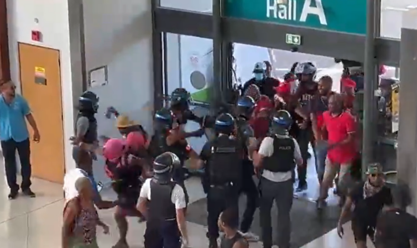 En Martinique, l’aéroport Aimé-Césaire envahi par des manifestants contre la vie chère