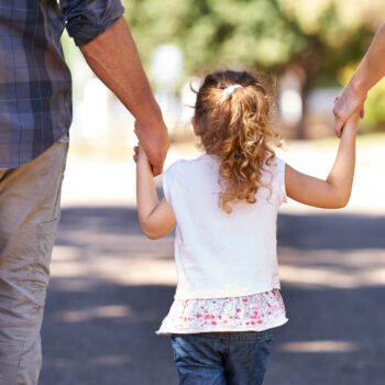 La résidence alternée n’est pas toujours une bonne idée pour l’enfant, la rendre systématique encore moins