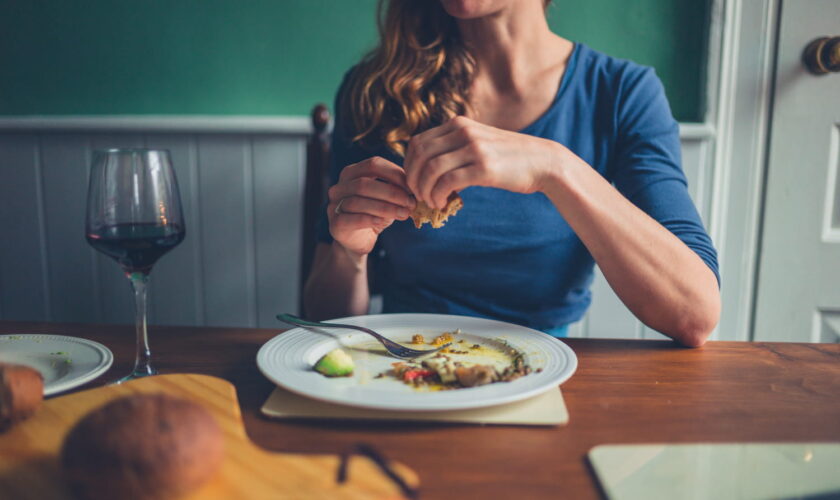 Manger dans cette position est une très mauvaise idée, les Français sont pourtant très nombreux à le faire