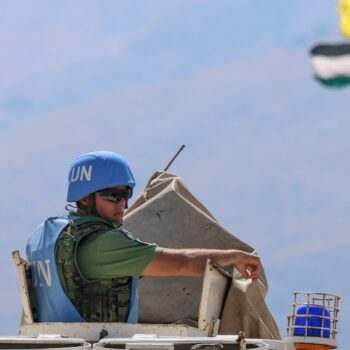 Un Casque bleu de la Finul en patrouille à la frontière entre le Liban et Israël, le 13 octobre 2023