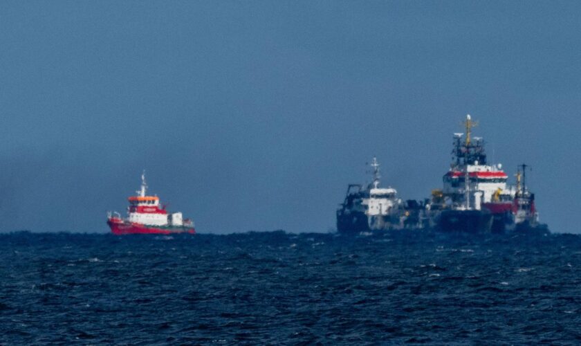 Warnemünde: Brennendes Tankschiff wird in Rostocker Hafen geschleppt