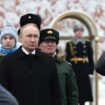 Le président russe Vladimir Poutine assiste à une cérémonie de dépôt de gerbes sur la tombe du soldat inconnu à l'occasion de la journée célébrant les forces armées russes, à Moscou, le 23 février 2024