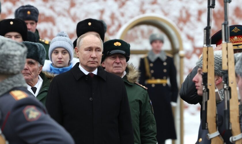 Le président russe Vladimir Poutine assiste à une cérémonie de dépôt de gerbes sur la tombe du soldat inconnu à l'occasion de la journée célébrant les forces armées russes, à Moscou, le 23 février 2024