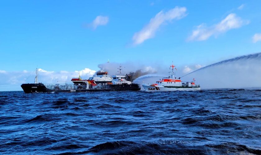 Ostsee: Brennendes Tankschiff erreicht Rostock