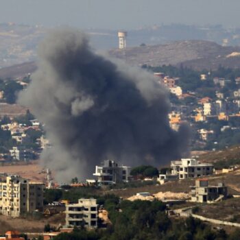 Bombardements israéliens à Kfar Tibnit dans le sud du Liban, le 11 octobre 2024