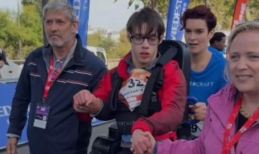 20 km de Paris : Valentin Muguet effectue les 150 derniers mètres dans un exosquelette, une image forte