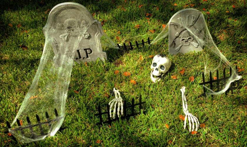 10 must-have Halloween yard decorations that are spooky and fun!