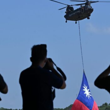 Un hélicoptère CH-47 faisant flotter le drapeau de Taïwan à la base militaire de Taoyuan, le 28 septembre 2021