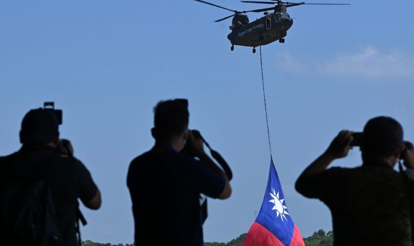 Un hélicoptère CH-47 faisant flotter le drapeau de Taïwan à la base militaire de Taoyuan, le 28 septembre 2021