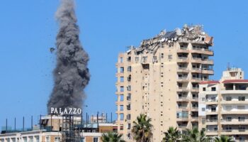 De la fumée après une attaque aérienne israélienne à Tyre, au Liban, le 23 octobre 2024