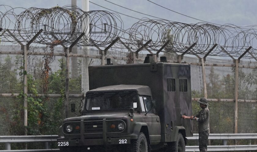 Un soldat sud-coréen inspecte un véhicule militaire près d'un point de contrôle militaire du pont Tongil, sur la route menant à la ville nord-coréenne de Kaesong, le 15 octobre 2024 à Paju, en Corée du Sud