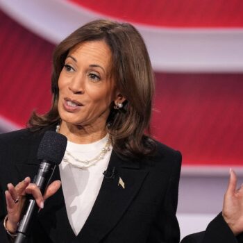 La vice-présidente des États-Unis et candidate démocrate à l'élection présidentielle Kamala Harris s'exprime lors d'une réunion publique de CNN animée par l'animateur de télévision Anderson Cooper, en Pennsylvanie, le 23 octobre 2024.