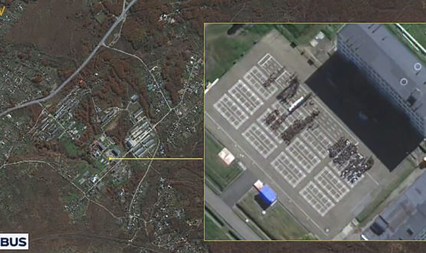 Image satellite d'Airbus Defence and Space diffusée le 18 octobre 2024 par le renseignement sud-coréen, montrant selon lui la base militaire russe d'Ussuriysk où des soldats nord-coréens sont rassemblés sur le terrain d'entraînement