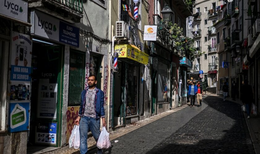 La Rua do Benformoso, dans le quartier de la Mouraria, à Lisbonne, le 14 février 2024 au Portugal