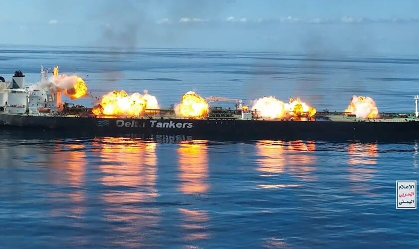 Cette photo publiée le 29 août 2024 par le centre des médias de Huthi Ansarullah au Yémen montre des boules de feu et de la fumée à bord de ce qu'ils disent être le pétrolier Sounion appartenant à la Grèce.