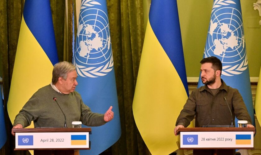 Le secrétaire général des Nations unies Antonio Guterres s'exprime lors d'une conférence de presse, aux côtés du président ukrainien Volodymyr Zelensky, jeudi 28 avril 2022 à Kiev en Ukraine