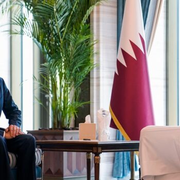 Le secrétaire d'État américain Antony Blinken rencontre l'émir du Qatar Tamim bin Hamad Al-Thani à Doha, le 24 octobre 2024.