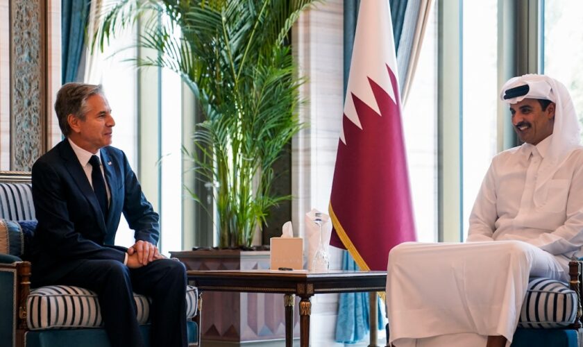 Le secrétaire d'État américain Antony Blinken rencontre l'émir du Qatar Tamim bin Hamad Al-Thani à Doha, le 24 octobre 2024.