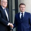 Le président français Emmanuel Macron serre la main du Premier ministre libanais Najib Mikati alors qu'il l'accueille avant leur rencontre au palais présidentiel de l'Élysée à Paris, le 23 octobre 2024.