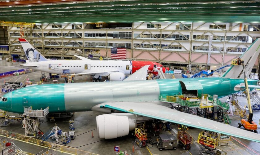 Un Boeing 777 en cours d'assemblage à l'usine d'Everett (nord-ouest), le 26 juin 2024