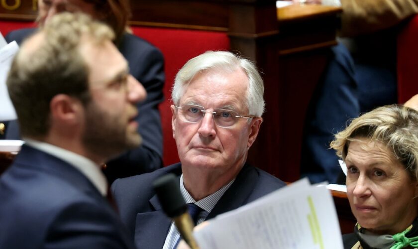 Le Premier ministre français Michel Barnier (c), entouré de la ministre des Relations avec le Parlement Nathalie Delattre (d), écoute le ministre de l'Economie Antoine Armand (g) à l'Assemblée nationale, à Paris, le 15 octobre 2024