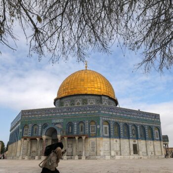 Une femme court devant la mosquée Al-Aqsa, sur l'esplanade des Mosquées, dans la Vieille ville de Jérusalem, dans le secteur palestinien occupé et annexé par Israël, le 3 janvier 2023