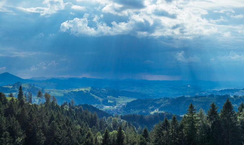 La météo de novembre, décembre et janvier se précise : la pluie s'annonce abondante (mais pas partout)